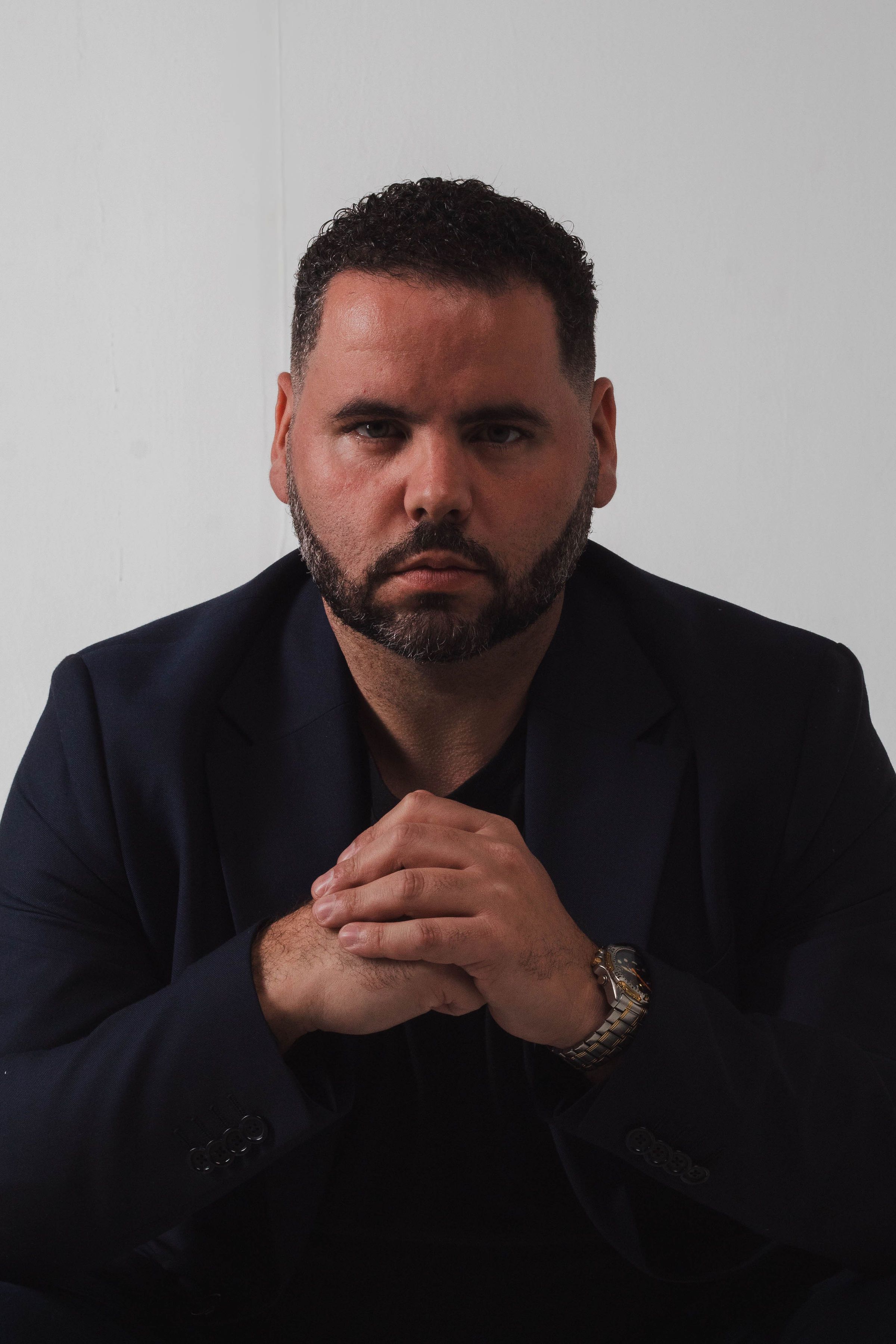 Léo Godoy, fundador da LG Academy, em preto e branco.