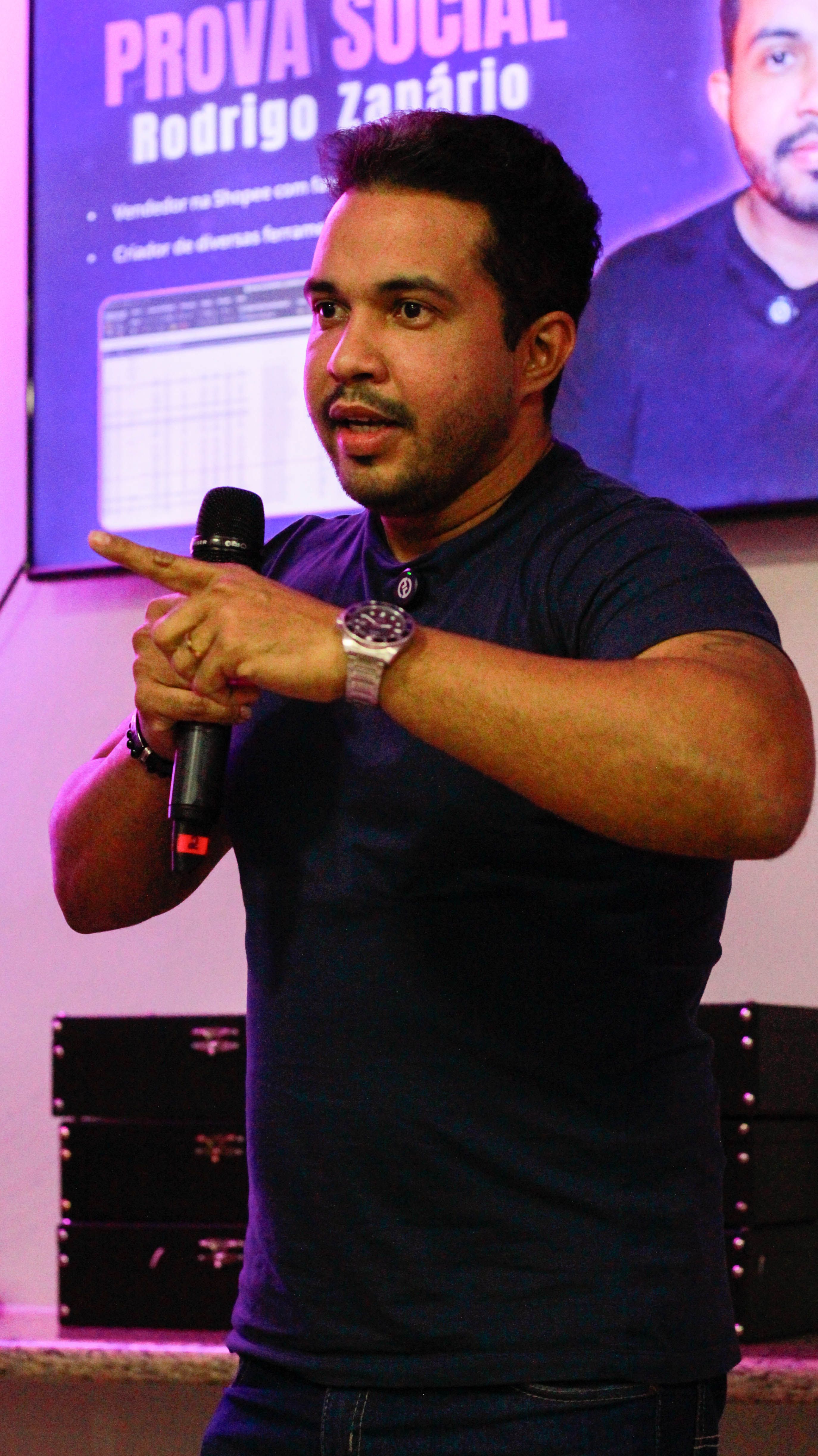 Rodrigo Zanário falando no evento IA no Popular.